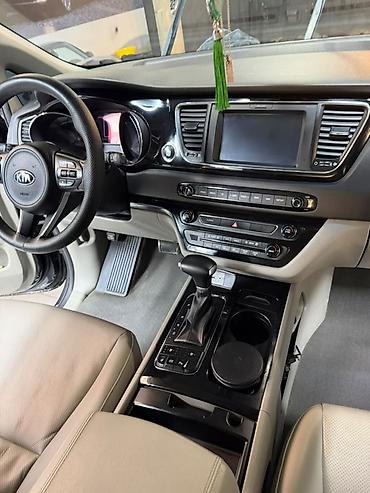 Kia: Kia Carnival minivan - Kuzov: qrafit-boz rəng, xrom ön barmaqlıq və — 21
