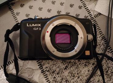 fotoaparatlar qiymeti: Fotoaparat - Lumix GF3 12 Megapiksel. Üzərində lensi, adapteri