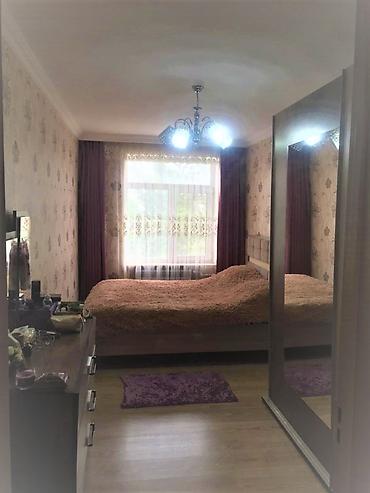 Mənzillər: 🏡 Gənclikdə, Atatürk Parkı, Ayna Sultanova heykəlinin qarşısında 2 — 4