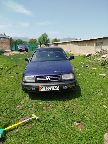 машина за 40000: Синий седан Volkswagen Vento предлагает надежность и практичность для