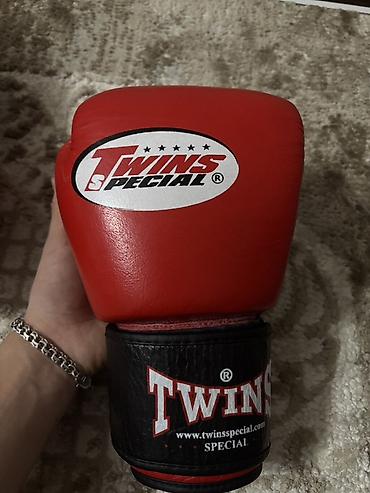 Перчатки: Набор экипировки для бокса/кикбоксинга Состав: - Боксерские кроссовки — 12