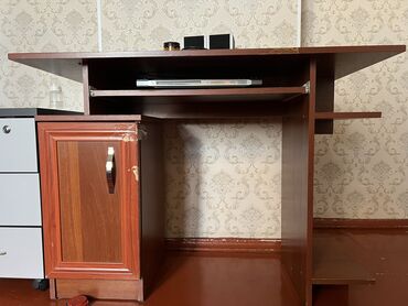 чертежный стол: Телевизордун шкаф жана стенди, Колдонулган, Полго орнотулма, Жыгач, Өзү алып кетүү, түсү - Күрөң