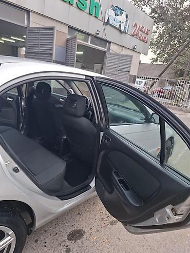 Унаа сатуу: Toyota Avensis: 2002 г., 1.8 л, Кол менен иштөөчү, Бензин, Седан — 5