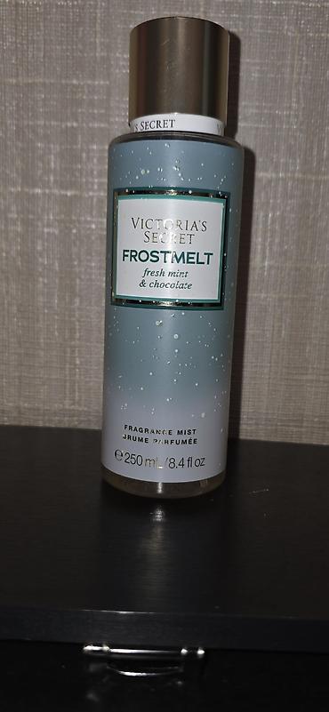 Victoria’s Secret Frostmelt ətir spreyi. Ətrin adı: **Frostmelt**