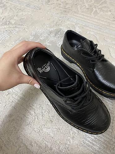 вулкани: Мужские классические ботинки Dr. Martens 1460, изготовлены из — 5