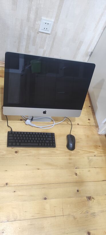 Kompüter ehtiyyat hissələri: Apple tərəfindən istehsal olunan monoblok kompüter, gümüşü rəngli