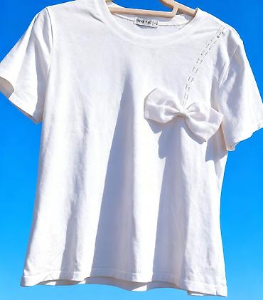 Majice kratkih rukava: Ženska garderoba – set majica i bluza - Bela pamučna majica sa — 1