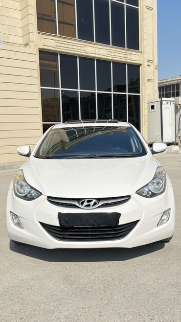 hyundai elantra: Ağ rəngdə olan Hyundai Elantra markalı avtomobil. Salonda lyuk