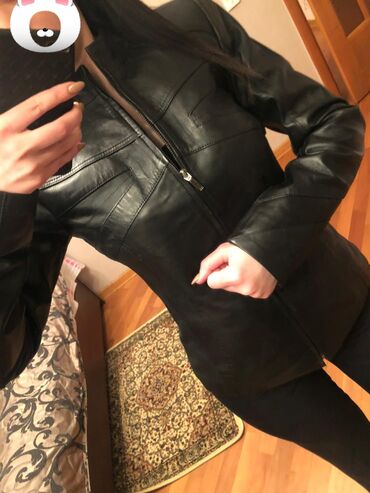 deri kurtkalarin satisi: Женская куртка M, цвет - Черный