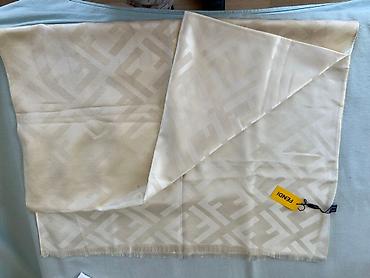 Hicab: Krem rəngli Fendi şərf/şal. - Material: yüngül, parıltılı atlas-satin — 3
