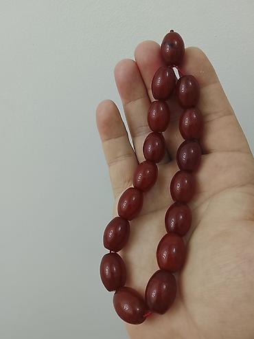 qedimi tesbeh: Qədimi Ələ yatqın zoğalı rəngdə kəhrəba təsbehdir — 1