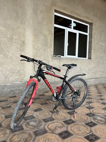 электрондук самакат: Горный велосипед Giant ATX с черно-красной рамой, разработанный для