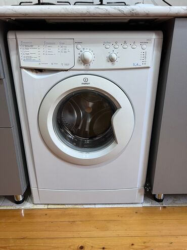 стиральная машина малютка: Indesit markasına məxsus ağ rəngli 5 kq paltaryuyan maşın satılır