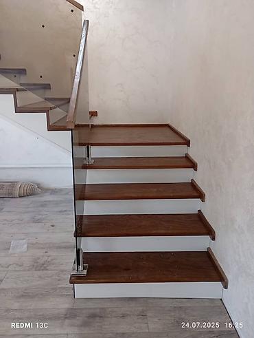 Деревянные лестницы: Деревянная лестница Для дома, Бесплатный замер, Вид дерева: Сосна, Форма лестницы: Много-маршевая, Стиль: Классический — 22