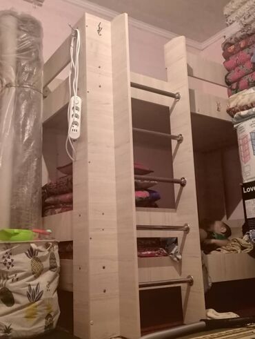 Двухъярусные детские кровати: Двухъярусная детская кровать, Б/у, Другой материал, цвет - Бежевый