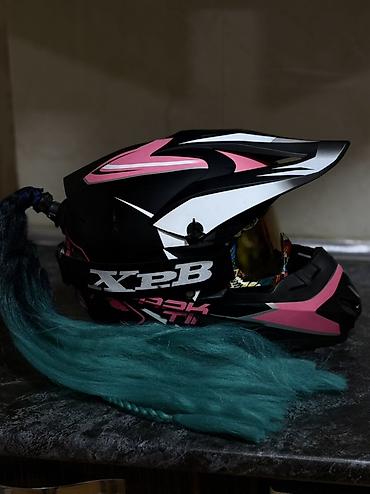 cross moto: Kross/enduro üslubunda motosiklet kaskı. Dizaynı qara, çəhrayı və ağ — 4
