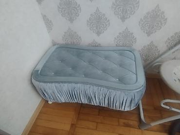 pufik masa: Mavi rəngli, şık dizayna sahib oturacaq/skamya. Üst hissə yumşaq parça — 1