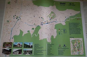 Ofis ləvazimatları: İngilis dilində Azərbaycan şəhərlərin xəritələri satılır. Ölçüsü 42sm — 3