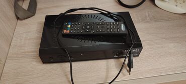 антенна спутниковая: Pultu və kabelləri ilə birlikdə təqdim olunan qara rəngli TV