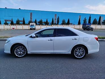 disk teker satisi: Toyota Camry – ağ rəng, sedandır. Şəhərdaxili və magistral yollarda — 3