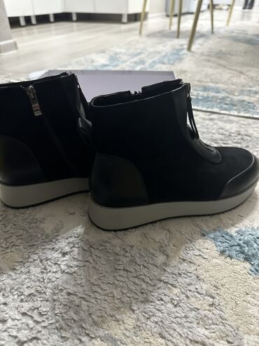 женский сапоги adidas: Сапоги, 37, цвет - Черный