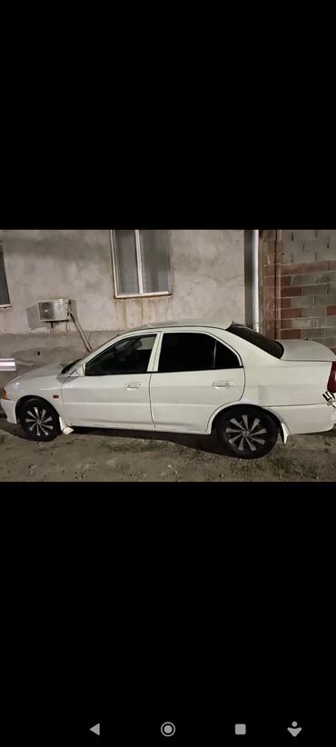 запчасти на митсубиси лансер 9: Белый седан Mitsubishi Lancer с четырехдверным кузовом, подходящий для