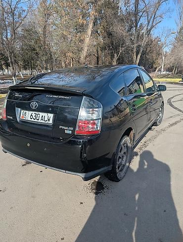 Другие детали салона: Toyota Prius — гибридный хэтчбек (салон) Особенности и оснащение: - — 8