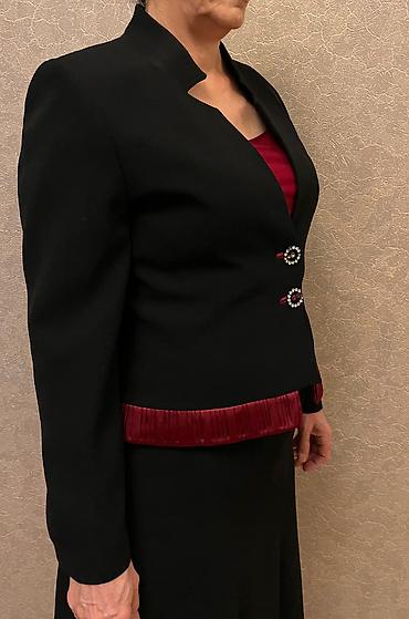 qara yubka: Çox keyfiyyətli, 46 ölçü kostyum. Dəstə daxildir: pencək, yubka. 45azn — 4