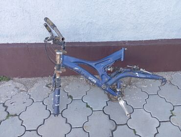 Кровельные материалы: Продаю Раму велосипеда спортивный отсутствует колесо есть сиденье