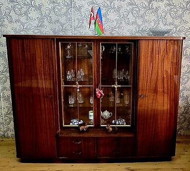 Bufetlər: Klassik taxta bufet-vitrin - Material: təbii ağac örtüklü korpus — 1