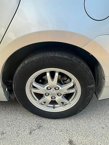 s class mercedes: Toyota Prius (3-cü nəsil) – gümüşü rəng, hibrid Xüsusiyyətlər: - — 3