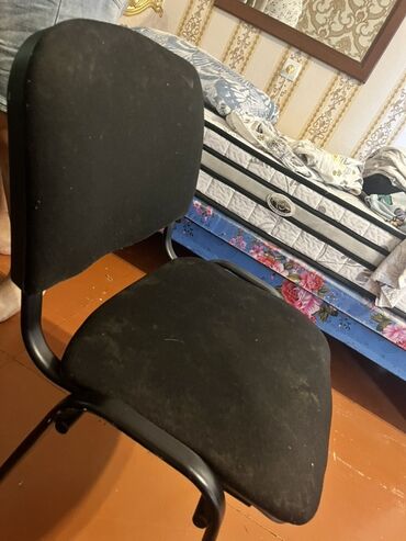 Masa və oturacaq dəstləri: Ofis və ya ev istifadəsi üçün nəzərdə tutulmuş qara rəngli, sabit