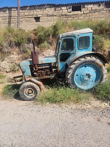 автомобиль базар: Köhnə mavi rəngli təkərli traktor - Kabinəli, metal karkaslı korpus - — 6