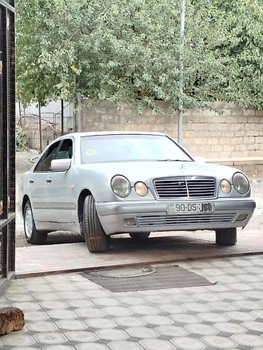 Mercedes-Benz E-Class: 2.3 l | 1997 il Sedan