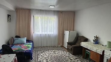2 rooms: Просторная комната с большим окном и светлыми стенами. Установлено — 1