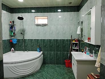 bine qesebesinde ev: 6 otaqlı, 175 kv. m, Orta təmir — 8