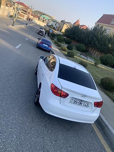 avante: Hyundai Elantra sedan – ağ rəng, 4 qapı, şəhər və tras üçün praktik — 7