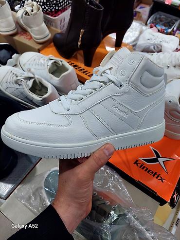 kinetix: Kinetix ağ rəngli uniseks idman ayaqqabısı (high-top) - Marka/model — 1