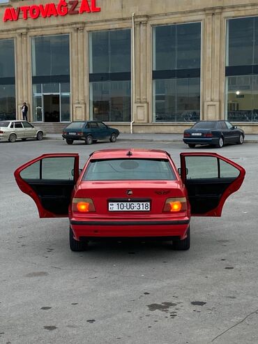 Digər Avtomobillər: Qırmızı rəngli sedan avtomobil Xüsusiyyətlər: - Korpus: 4 qapılı — 4