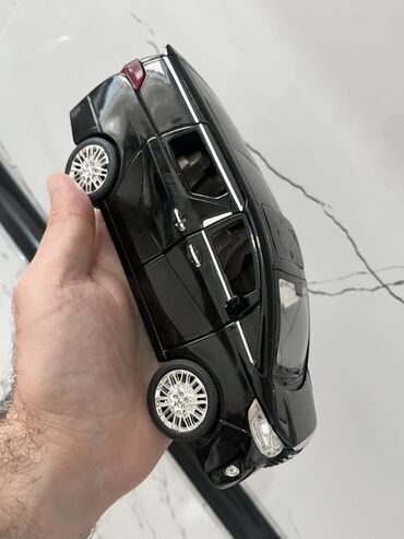 Oyuncaqlar: Ölçülü oyuncaq miniven avtomobili, qara rəngdə, metal materialdan