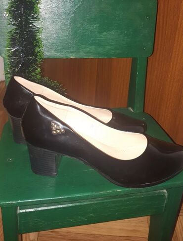 женские туфли с перфорацией: Туфли 38, цвет - Черный