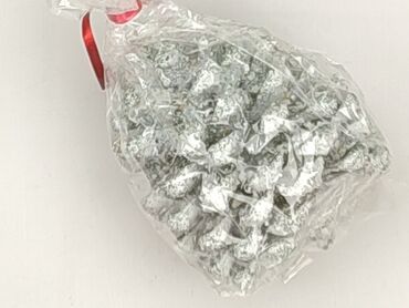 Paczka używanych czekoladek Hershey's Kisses. Cukierki w srebrnych