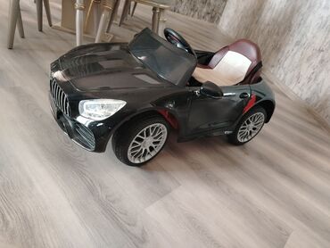 Daihatsu: Uşaq üçün elektrikli minik avtomobili – qara rəng, sport kupe dizaynı
