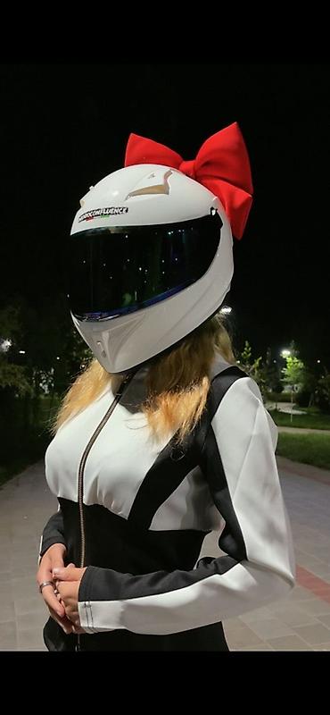 Мотоциклетный шлем с зеркальным визором и декоративным красным бантом