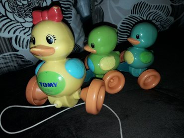 Igračke: Patkice TOMY plasticne vuku se na lalafo.rs Patkice TOMY plasticne vuku se - Beograd
