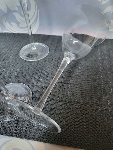 Čaše: Case nove za vino iz 2009g. Sve na casama odsjaj od svetla. Komada 6 — 9