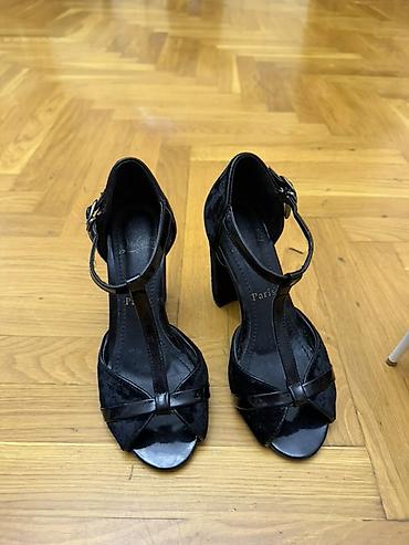 qara ayaqqabı: Qadın üçün qara klassik sandalet - Model: T-qayışlı, açıq burunlu - — 6