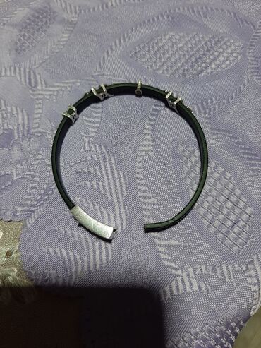 Narukvice: Srebrna narukvica 925 finoce sa gumenom podloskom ima dva slova i — 9