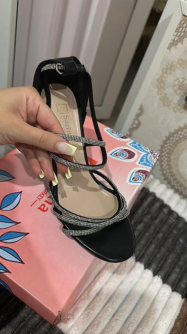 Tuflilər: Ag ve qirmizi rengler 15 azn, digerleri 10 azn. Razmer 38. Her biri ac — 8
