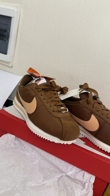 кроссовки полуклассика: Nike Cortez – классические кроссовки в ретро-стиле. Модель 2025 года